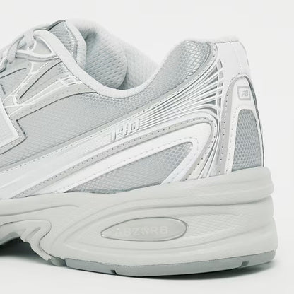New Balance 740 Silber
